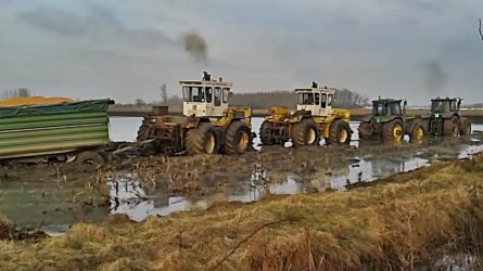 Két Rába és két John Deere traktor próbálta kiszedni a sárból a pótkocsit (+VIDEÓK)