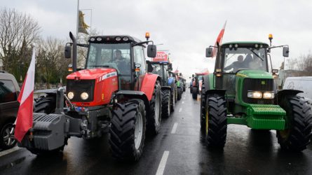 Útelzárásokkal tiltakoznak a lengyel gazdálkodók a kárpótlások miatt (+Képek)