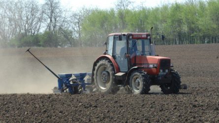 Elgurult a traktor, alá esett a sofőr