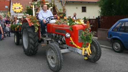 Idén is felbőgnek a veterán traktorok Solymáron