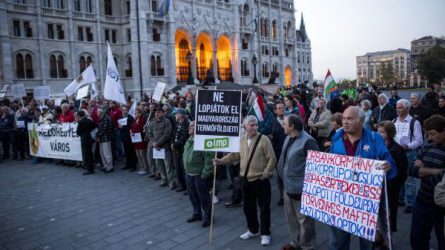 Ángyán, Jobbik, LMP - Az állami földek eladása ellen demonstráltak ellenzéki pártok