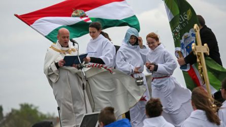 Búzaszentelés Polgárdiban - Majdnem „elfújta a szél”...