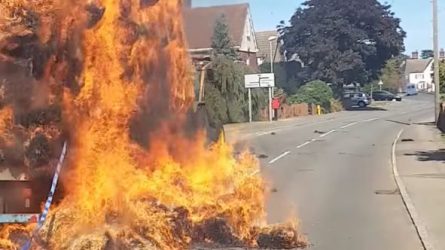 Menet közben kaptak lángra a bálák a pótkocsin - a gépkezelő még időben tudott reagálni (VIDEÓ)