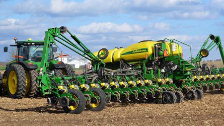 Új vetőegységek és járószerkezetek a John Deere kukorica vetőgépeken