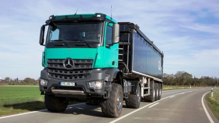 Új nyergesvontatót mutatott be a mezőgazdaság számára a Mercedes