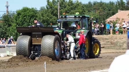 Elképesztő gépeket láthattunk a hajdúböszörményi traktorhúzó versenyen