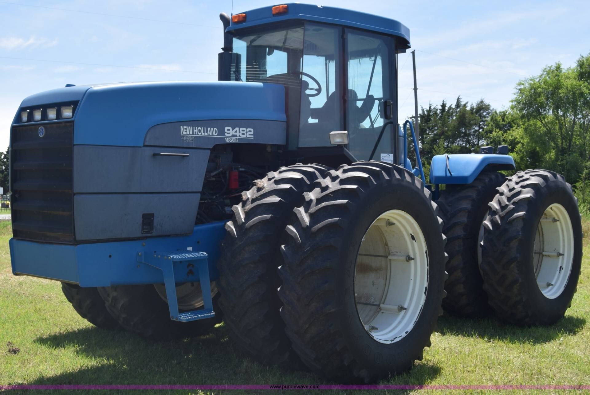 Tractor 1. Нью Холланд версатайл. Трактора гусеничные Нью Холланд. New Holland 9482. Трактор версатайл гусеничный.