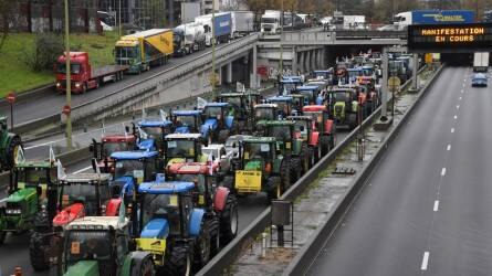 Traktorokkal tiltakoztak az alacsony felvásárlási árak miatt a francia gazdák