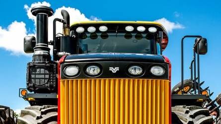 Új szemléletet hozó Versatile traktorok, Pneusej világpremier, megújult Agro-Tom tárcsás borona