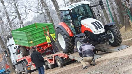 Új sulitraktor és pótkocsi a jövő agrárszakembereinek