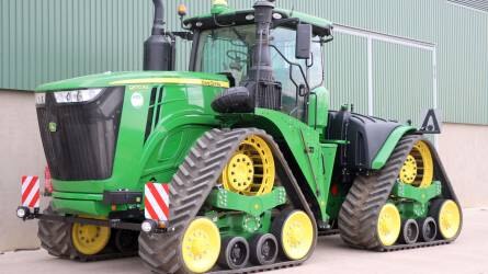570 lóerő, gumiheveder, brutális hatékonyság –  Új John Deere traktor érkezett Tiszaszentimrére
