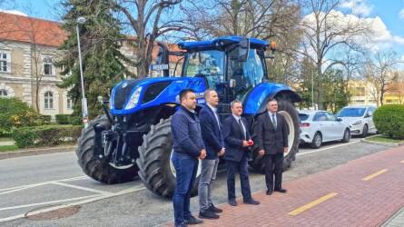 Csúcstechnológiás új New Holland T7 AC traktoron tanulják a precíziós gazdálkodást a jövő mezőgépészei Csornán!