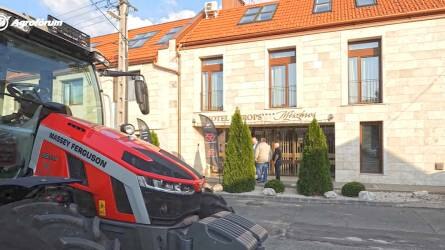 Miért volt Massey Ferguson traktor Szekszárd belvárosában? - Mert Tolnában erősít a Velox-Ker