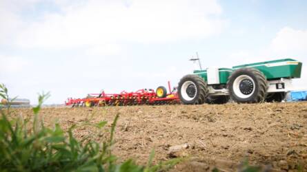 Autonóm traktor elektromos hajtással: a gazda megoldása az akkumulátor-problémára