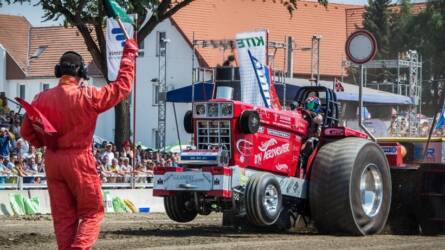Talajkárosító hatásuk miatt betilthatják a traktorhúzó versenyeket Svájcban