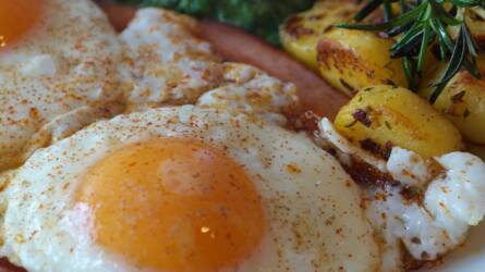 A tojást vissza kellene hozni a reggeli étkezésekbe – vagy még mindig ez a felelős a rossz koleszterinszintért?