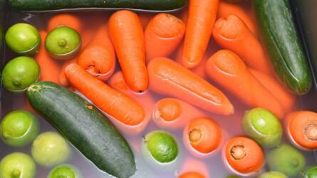 Miért kell szódabikarbónás vízzel lemosni a zöldségeket?