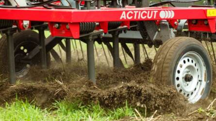 Megskalpolja a talajfelszínt egy forradalmi munkaeszköz