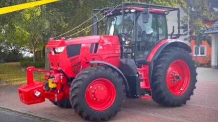 Klasszikus John Deere 6R 215 traktor – de miért piros?