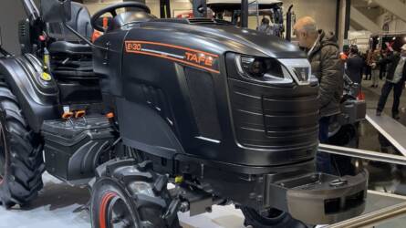 Izgalmas fekete traktor bukkant fel az Agritechnicán