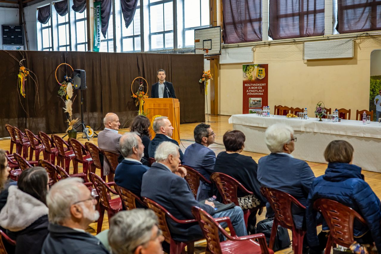 A soltvadkeri Újbor ünnep alkalmával Dr. Feldman Zsolt a szőlő és bor ágazat helyzetével kapcsolatos jogszabályi változásokról tájékoztatott