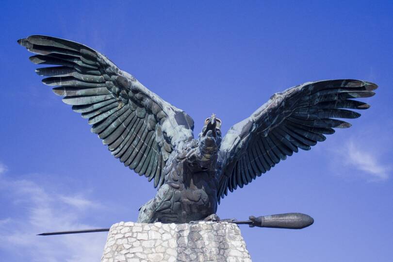 A Tatabánya határában található Turul-emlékmű Európa egyik legnagyobb madárszobra