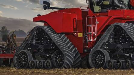Egy piros traktor a legnagyobb teljesítményű erőgép