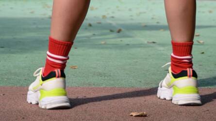 Komoly egészségügyi kockázatot jelentenek a játszóterek, sportpályák gumi talajburkolatai