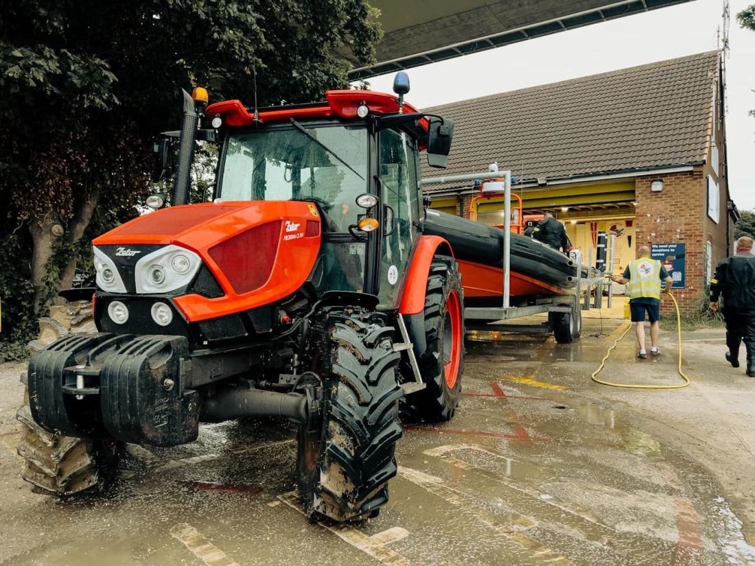 Egy Proxima CL 110-es traktort a vízimentők használnak