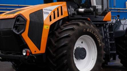 Izmos törzscsuklós traktor készül Fehéroroszországban