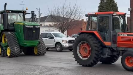 Traktorral a suliba – akár Magyarországon is követendő példa lehetne