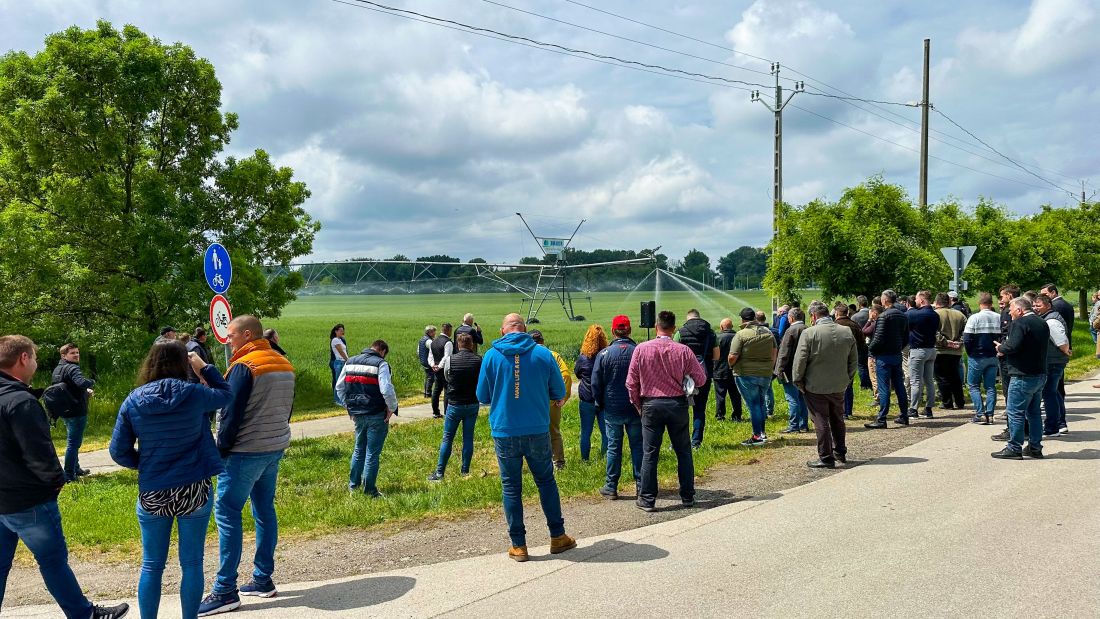 A program zárásaként terepszemlére került sor az Agro-Harta Zrt. három tábláján ahol éppen búza, burgonya öntözése folyt, illetve a vetés előtt álló szója talajfeltöltő öntözése.