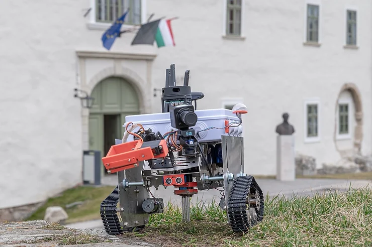 A kisméretű önjáró robot a begyűjtött adatokat felhőbe tölti fel