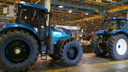 Kereken 2 millió Basildonban legyártott traktornál jár a New Holland