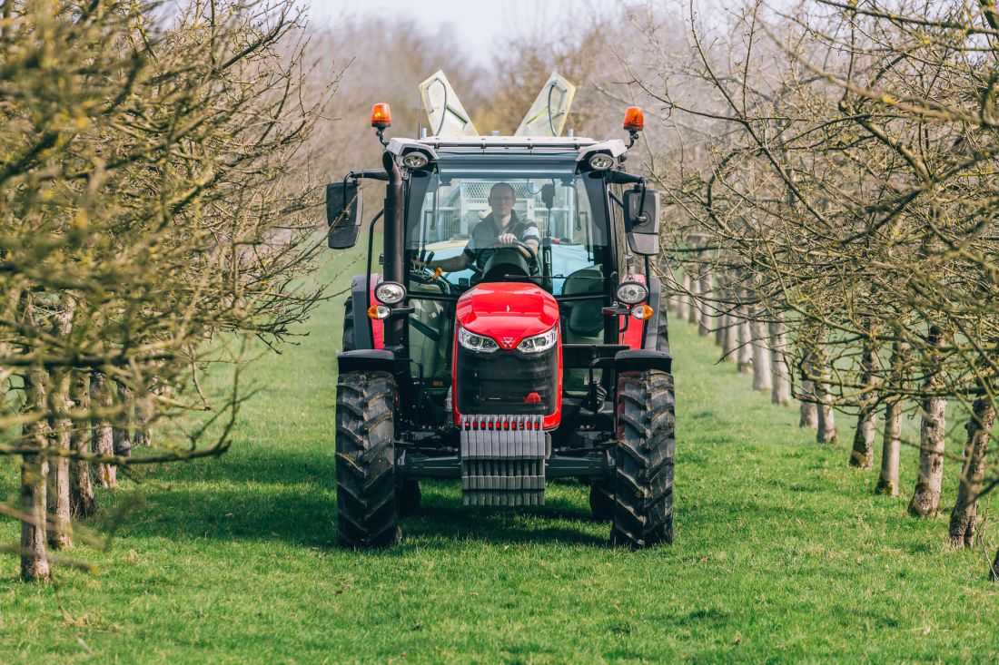 Massey Ferguson 4700 M: kényelmes, egyszerűen kezelhető kis-univerzális traktor, akár powergombos váltóval, klímával és kimagasló helykínálatú fülkével