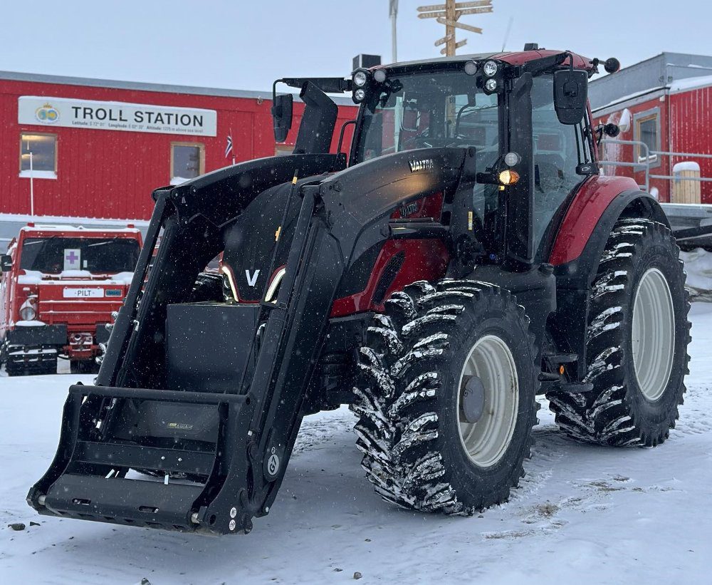 Jégtörővel felszerelt traktor