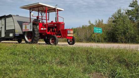 Háromezer kilométeres traktorútra indult egy farmer