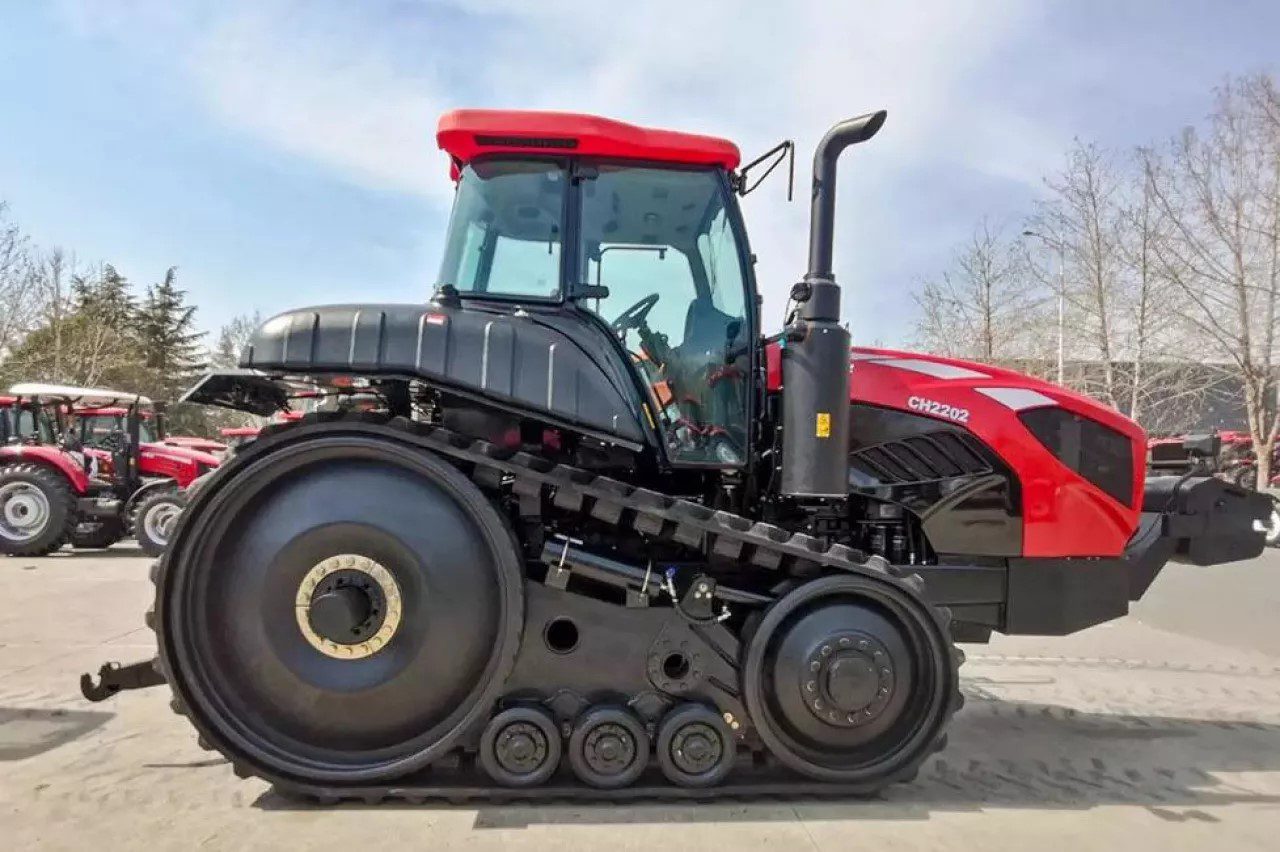 220 LE-s kínai nagytraktor