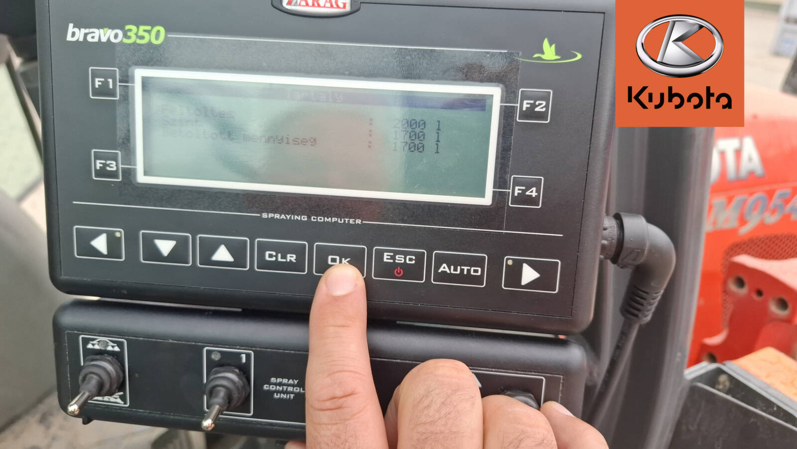 Rendelhető GPS-alapú szakaszvezérléssel, automatikus nyomvonal-követéssel, és térképalapú kijuttatási tervvel (Forrás: Két-KATA Kft.)