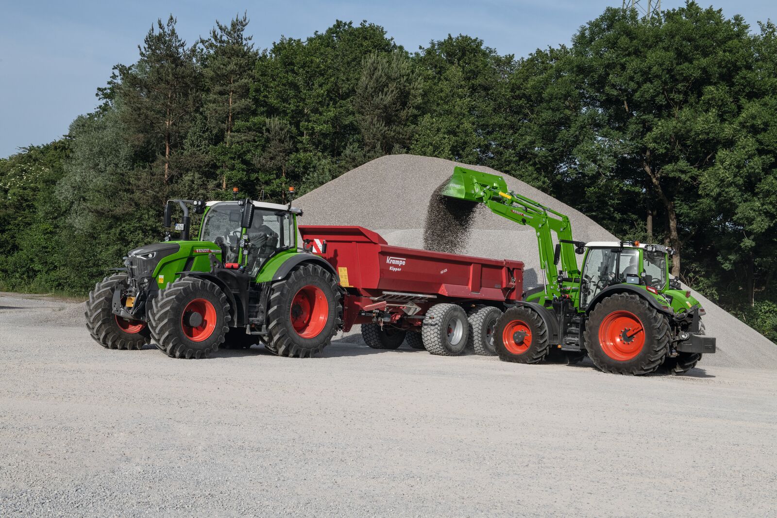 Egy zöld Fendt 600 Vario traktor zöld Fendt Cargo homlokrakodóval és lapátos munkaeszközzel használat közben (Forrás: AGCO/Fendt)