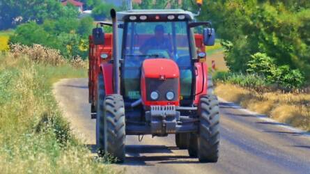 Baleset-megelőzés aratási szezonban: mezőgazdasági gépek az utakon
