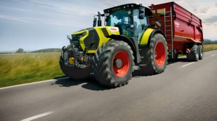 Új traktorsorozat a kompakt, hathengeres osztályban a CLAAS-tól