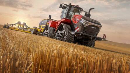 Megremeg a föld az új nagytraktor alatt, hihetetlen, mennyi lóerőt préseltek bele