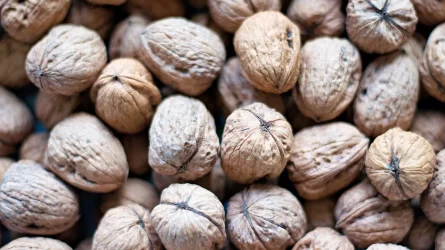 Miért feketedik meg a dióbél?