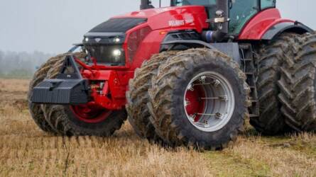 Meghökkentő munkagépet szereltek az MTZ nagytraktora mögé, óriási pénzekért fejlesztették ki