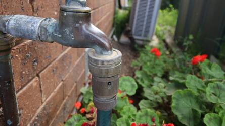 Csőtörés a kertben? Egyetlen mozdulaton múlik, hogy ne legyen katasztrófa