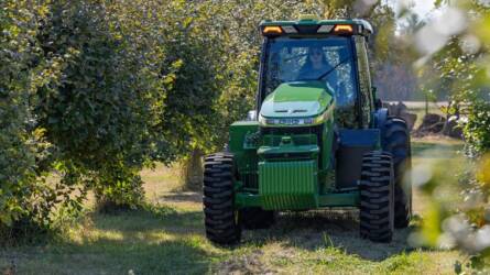 Csúnyácska traktort leplezett le a John Deere, de a lényeg a burkolat alatt van