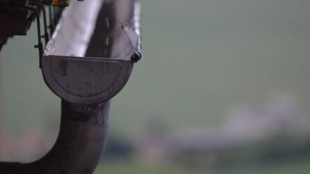 Szabályosan folyatja rá a szomszéd az ereszcsatorna vizét az utcai járdára vagy a telkemre? Van egy rossz hírünk ezzel kapcsolatban