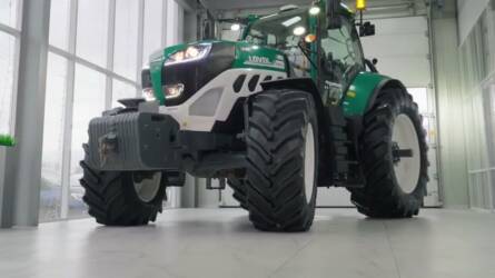 4 percenként gyártanak le egy traktort a kínaiak, letarolják az európai piacot