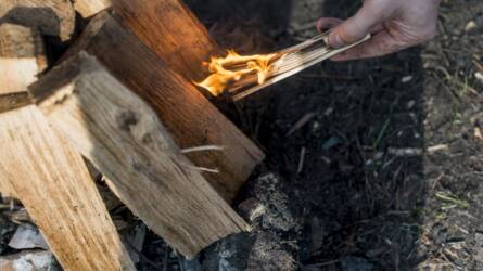 Ennél gyorsabban nem lehet tűzifát hasítani, elképesztő módszer született